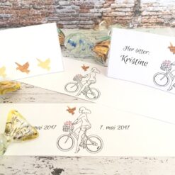 Sykkeljente og sommerfugler i gull - bordkort