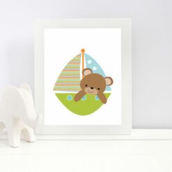 Bamse i båt - barneplakat i herlige, friske farger til å pynte barnerommet